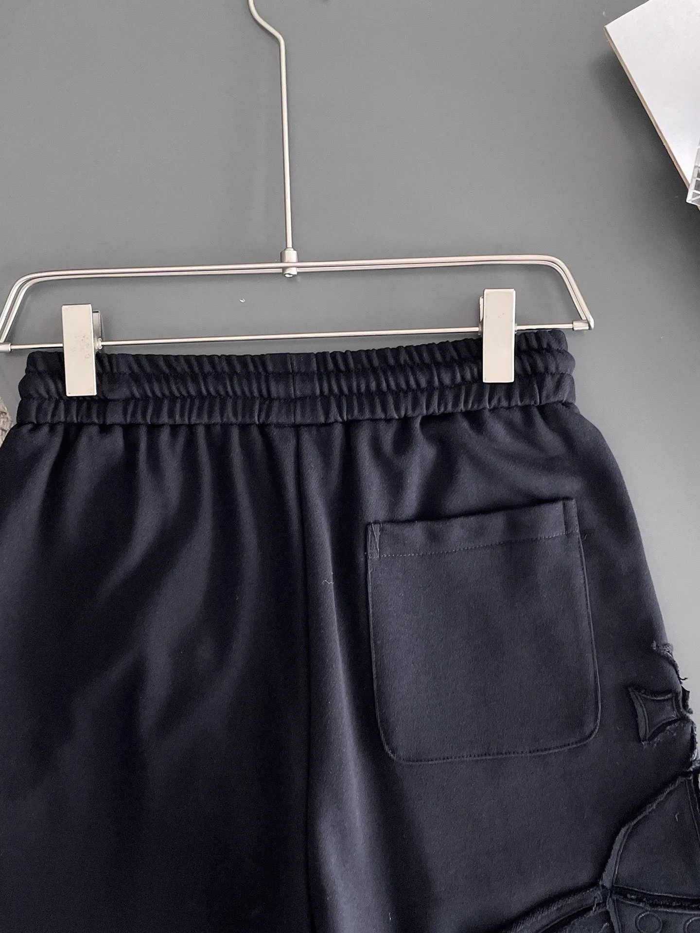 The Queen Mother's three-standard complete 2025 summer New Arrival men's casual shorts, advanced custom-made Breathable fabric, Breathable fabric, extremely stretchy and comfortable, impeccable details, top-grade accessories, original logo design concept, delicate and soft feel! The upper body fit is awesome! Size: M-XXXL Please state your height and weight when ordering